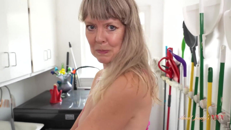 Aunt Judy's XXX: AuntJudysXXX - あなたの53歳の継叔母ジェイミーとの洗濯の日(POV)