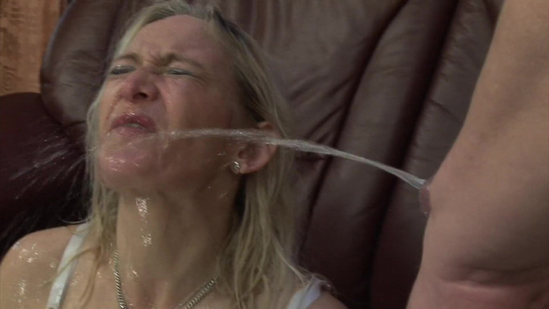 Pee porn: Pee-affair with stepmom!
