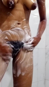 Desi teen chce tvrdě šukat při koupání