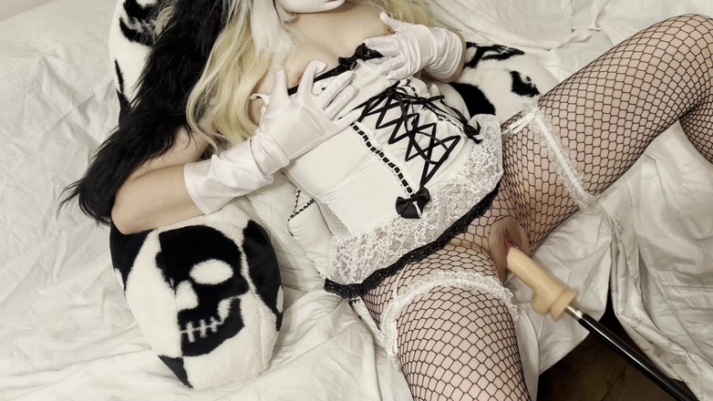 LittleLorely: Lần đầu tiên thử máy tình dục Omg tôi thích nó