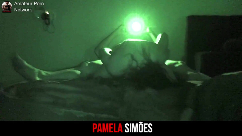 Carlos-Simoes: Lízání sexy obří stříkačky ve tmě