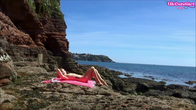 UKCuteGirl Lucy Lauren: Açık havada esaret rüyası - bağlı, ağzı tıkalı ve plajda doruk...