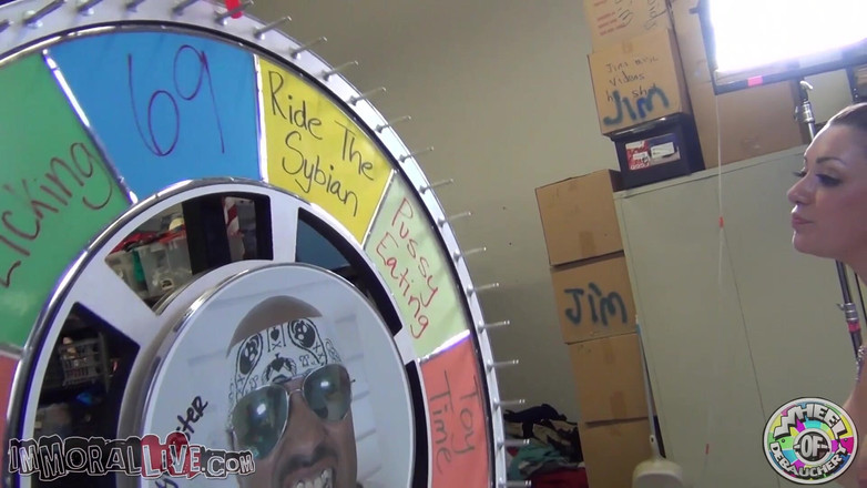 Immoral Live: 방탕의 바퀴를 회전하는 거유 갈색 머리 Melina Mason