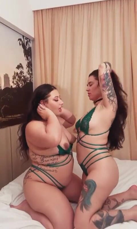 Agatha Ludovino: Agatha Ludovino와 Mila Spook이 섹시하게 어지중지합니다.