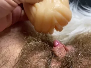 Clitoris uriaș erect futând vaginul adânc în orgasm mare