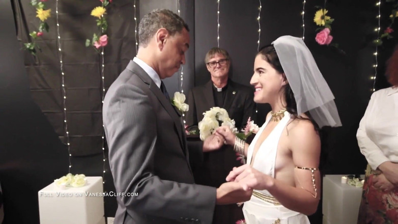 Cliff Media: Gangbang auf ihrer Hochzeit - Braut züchtet am Zunge - Vanessa Cliff