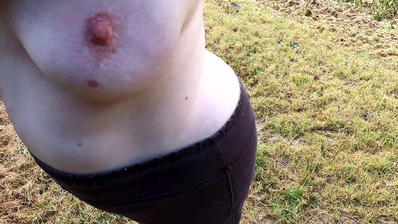 Bouncy Tits Action: Alza il tuo top voglio schiaffeggiare il tuo seno ora