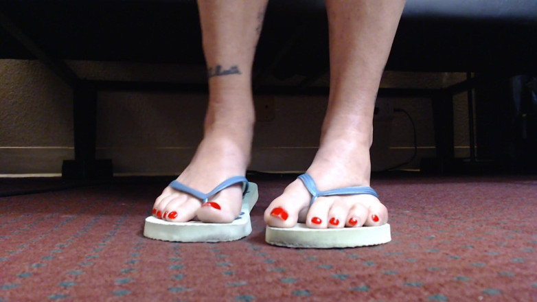 Abby Anna: Pretty red toenails in flip flops