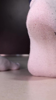 Getragene weiße socken, pOV necken mit ihren großen füßen