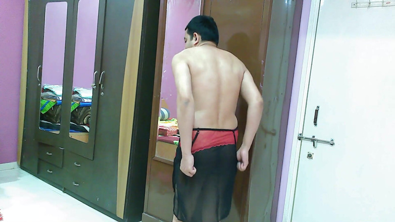 Cute & Nude Crossdresser: Гаряча сіссі кроссдресссер фембоя, солодкий льодяник у чорній білизні та стрінгах.