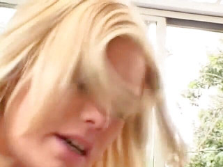 Alfacontent: 大きなtitted金髪の女神は男のロッドに乗る