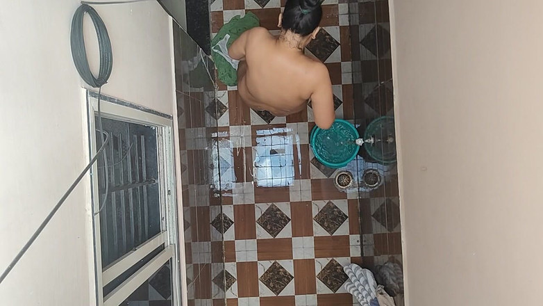 Hot crystal: Komşunun baldızını banyo yapıyor