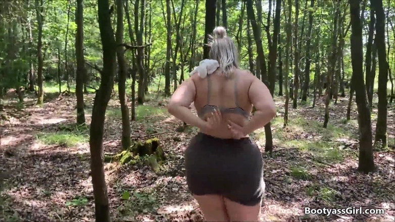 Bootyass Girl: PAWG knullad i skogen