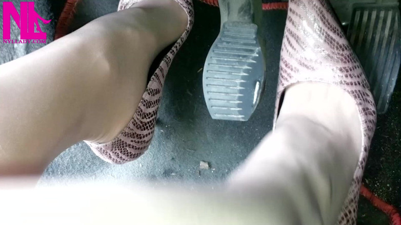 Nyllady: Revving in Zibra-Pumps