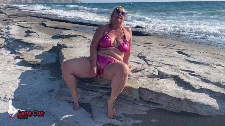 Lena Cox: Bikiny Nymphomanky Masturbují Na Pláži - Riskantní Stříkající Orgasmy