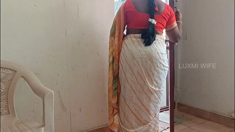 Luxmi Wife: Bankovní manažer šuká hospodyňku v Sárí kvůli splacení půjčky