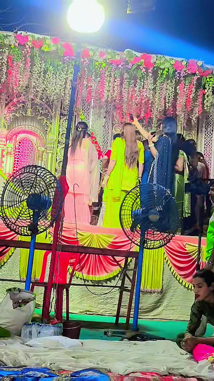 Zoyasazadai: Zoya Shezadi 인도 기능에 가서 오늘 밤 검은 색 전통 Saree 아름다운 파티 기능을 입고 있어