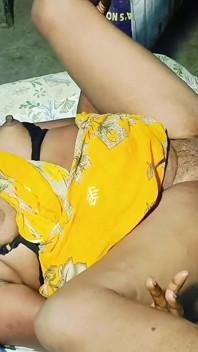 Ma ke kohne por souteela bap ne beti ko chud diya avec moining