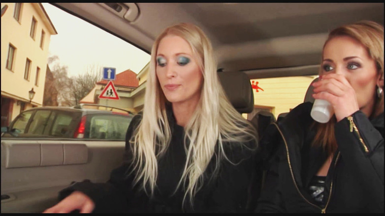 German amateur - 100% German hardcore videos: Schätzchen heben typen auf, um sie in einem auto zu...