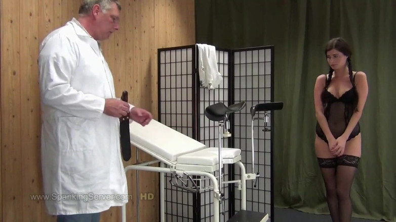 Spanking Server: Ines frusta la figa