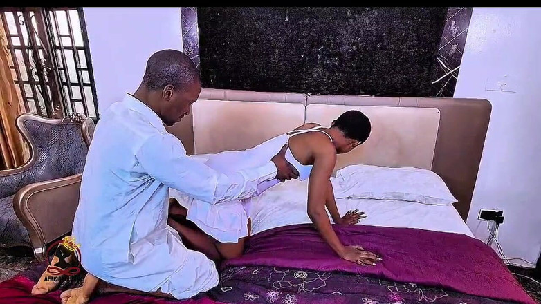 Africankween: 大屁股妓女用大鸡巴操了一个成熟的男人