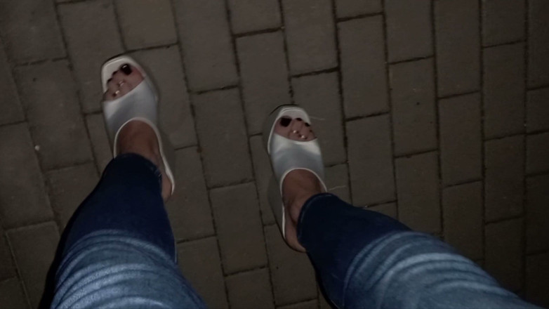 Heelex: Crossdresser com pés bonitos em salto alto com cunha muito...