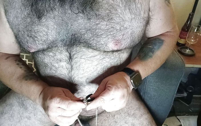 Monk3y Ming0: Un ours poilu se masturbe et goûte mon propre sperme