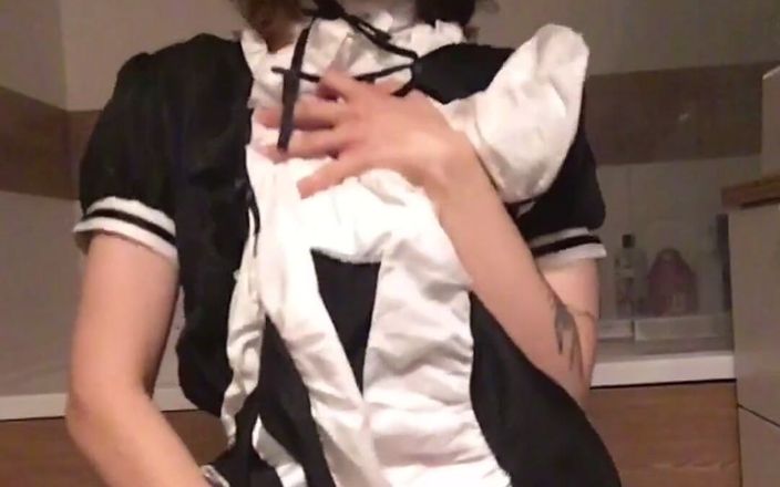 Soft Vulgar: Adoro il suo vestito da cameriera così tanto potrei pulire...