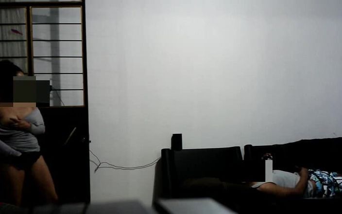 Katerine: Tôi tìm thấy anh kế sờ soạng trong phòng khách...