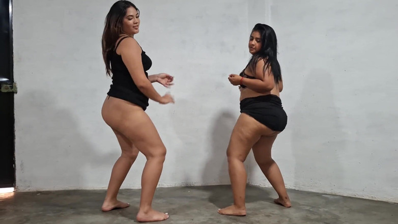 SugarPose: Dua awek latina berpantat besar berbogel dan menari bersama