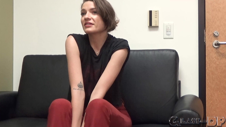 GLASSDP: Dashing brunette ist eine geile schlampe, die es kaum erwarten...