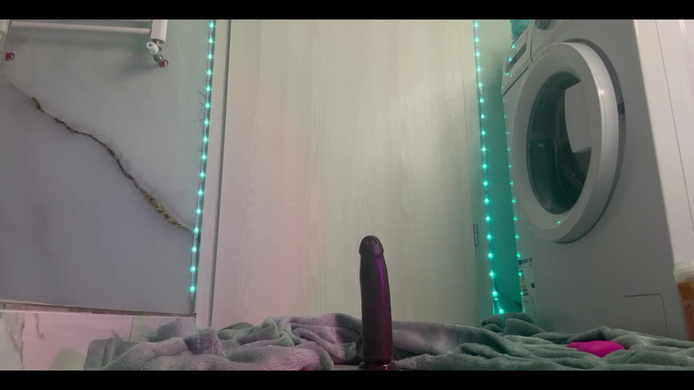 JuiceLussie: Curva călărește o pulă mare și neagră! și sări țâțele ei atât de...