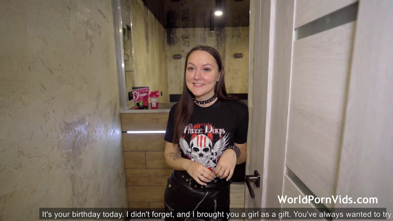 Selected worldwide porn: Trío con una chica como regalo de cumpleaños