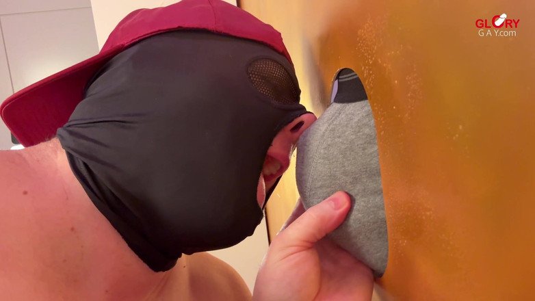 GLORYHOLEGAYS: Un beau-père énorme et épais se décharge au gloryhole - temps de bâillonnement...