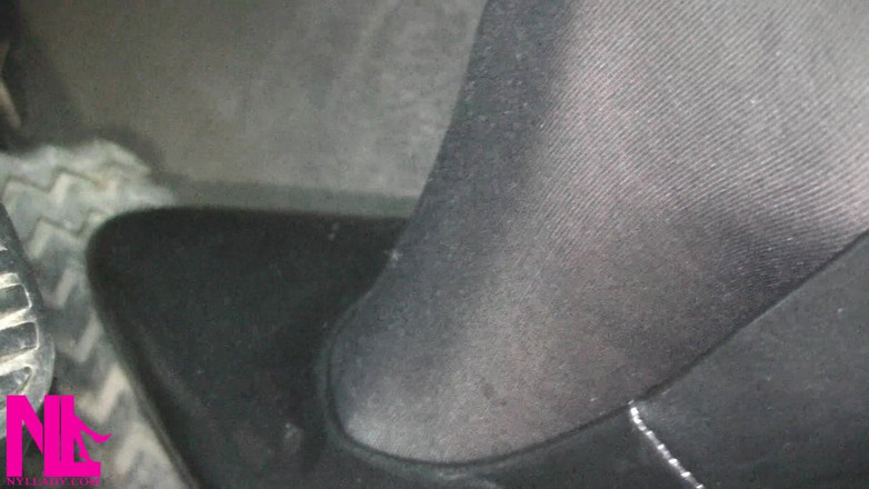Nyllady: Pedalpumpen in schwarzer strumpfhose und grauen patent-high Heels