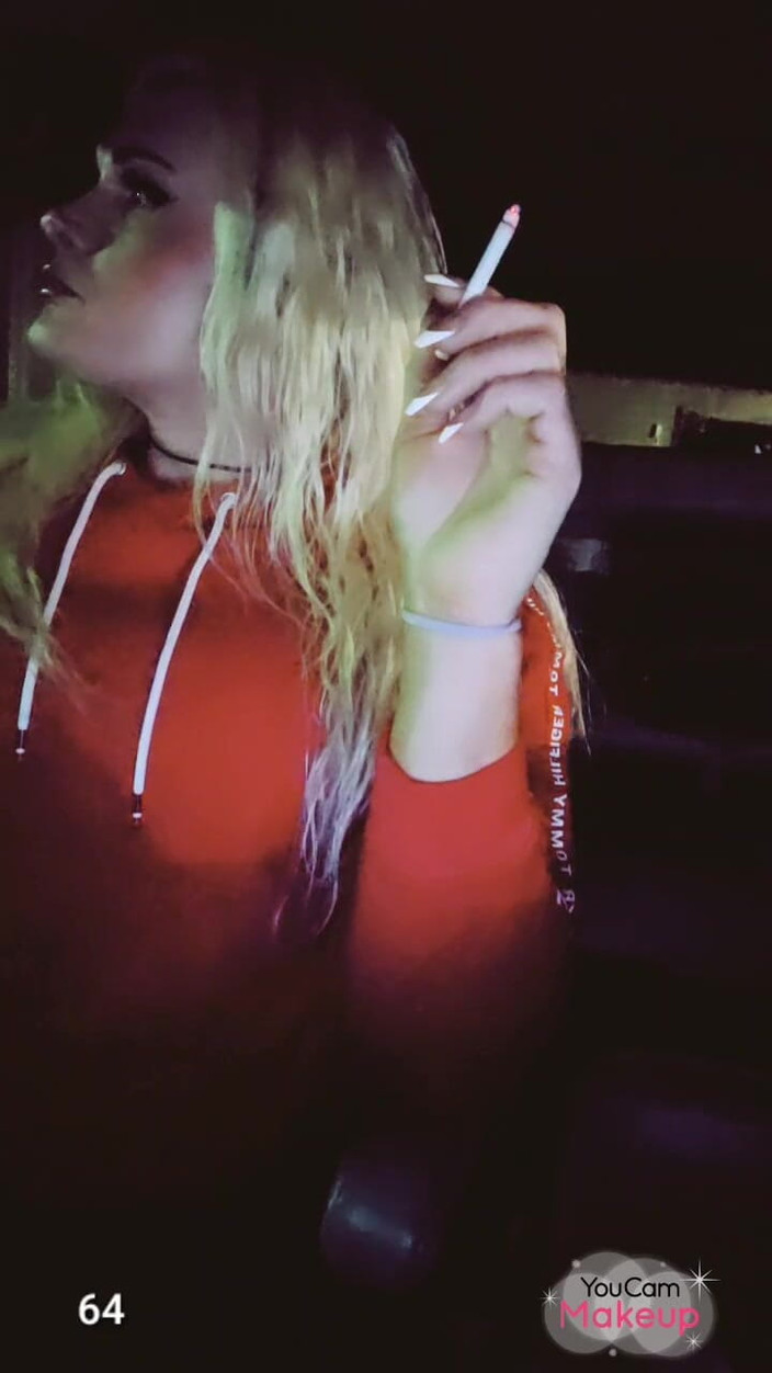 Darkfetish2k: 热辣的变性人在公共场合吸烟 120 年代