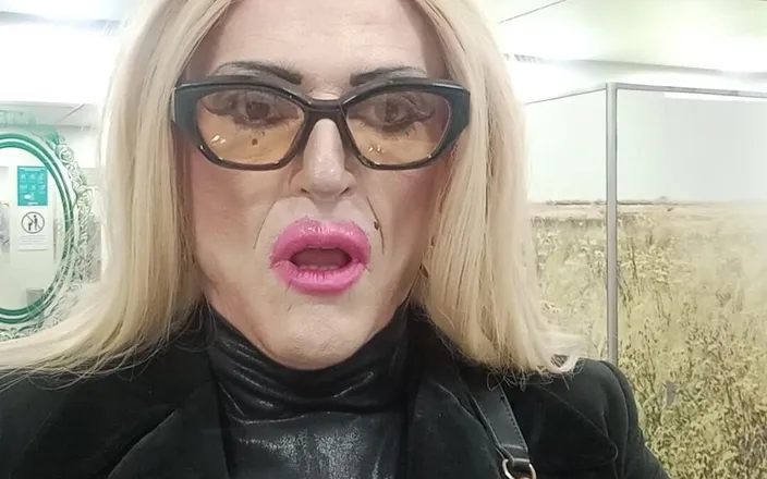Tatiana Zorrita: Blonde in Gallerie