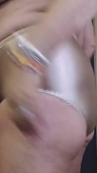 ゴールドの光沢のあるパンティーを履く