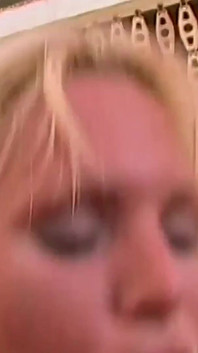 Geile blondine mit perfekten titten versucht, mich zum kommen zu bringen, indem sie auf meinen schwanz mit ihrem schönen engen und stabilen arsch springt