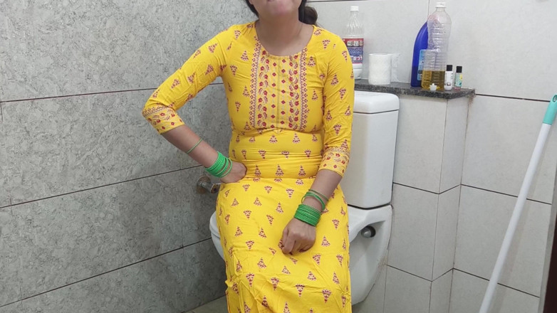 Saarabhabhi6: India caliente madrastra follada hijastro sucio en baño en audio...