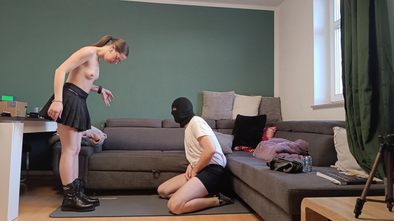 GermanBallsBusted: Topless ballbusting in laarzen