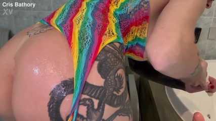 Cris Bathory: Cris Bathory Berseronok Dengan Chantilly Dubur