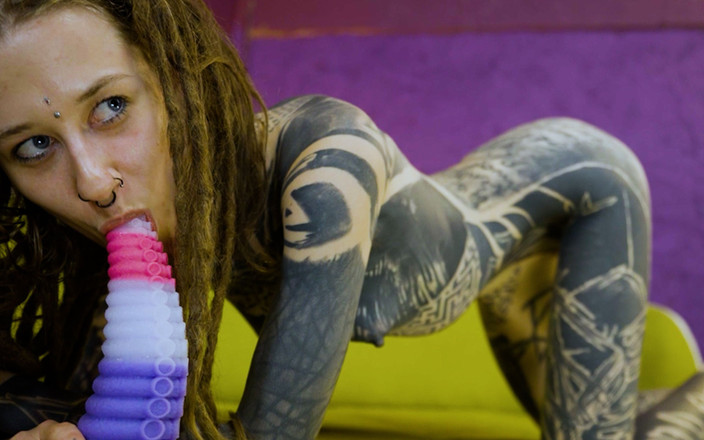 Z-Filmz: Ceci Milkymouzz는 그녀의 맛있는 보지를 채우고 싶어합니다.