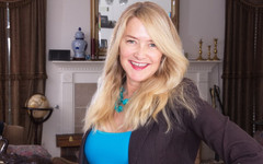 Older Woman Fun: Americana milf Eva Griffin abre os lábios da borboleta