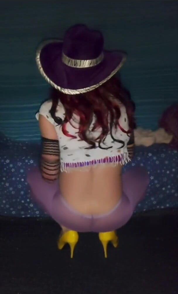 Lizzaali: Squatting in my new purple tights
