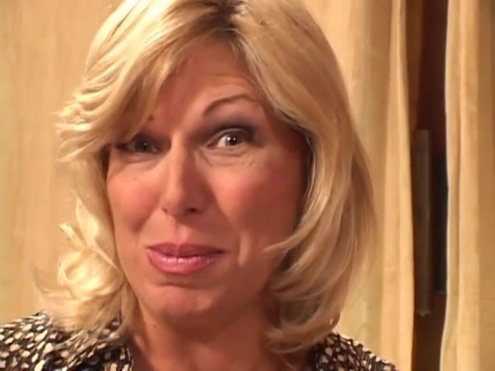 Milf in Love: Blonďatá milfka miluje velkého čůráka v kundičce v ústech