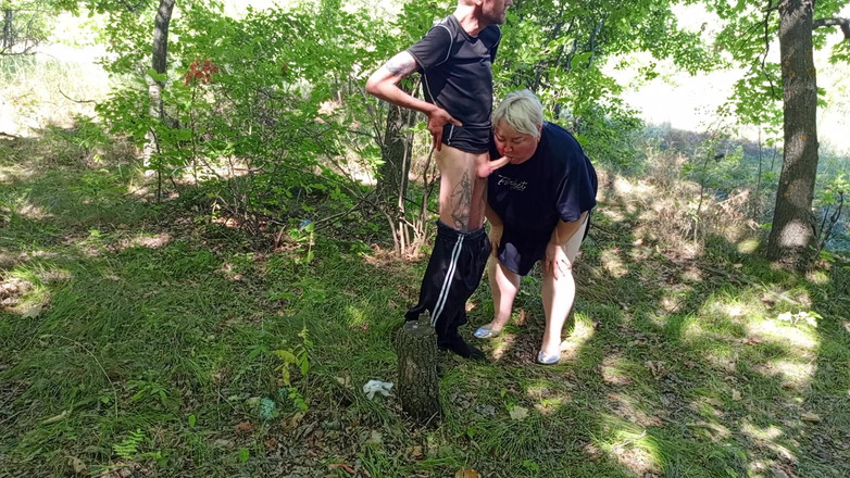 Zona901: La vicina fa un pompino pubblico nel parco