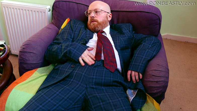 RonBeastlyFTM: Волосатый транс бизнесмен сквиртует в его трусиках