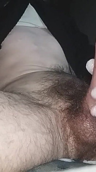 Masturbándome mi gran polla peluda - guante de látex