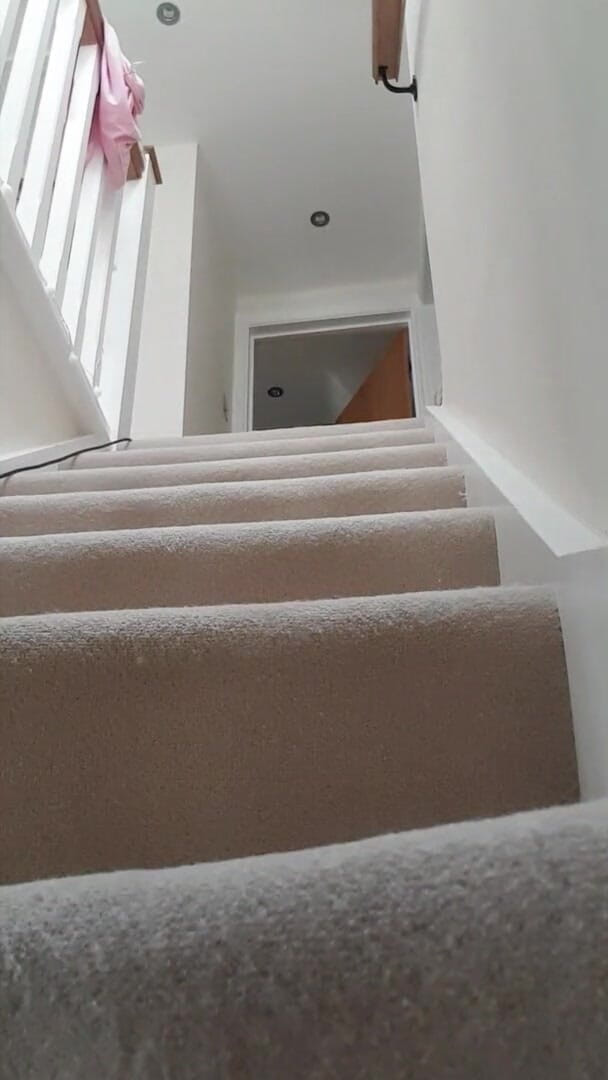 Uk Joolz: Suri rumah mengongkek tangga dalam hanya stoking, penggantung, tiada seluar...